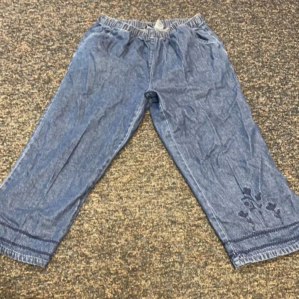 Basic Editions Embroidered Capris sz. M